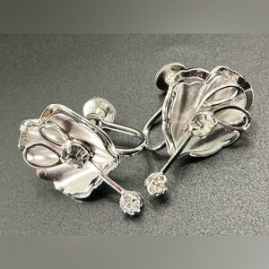 VINTAGE BUGBEE AND NILES FLORAL LILLY RHINESTONE SILVERTONE SCREW BACK EARRINGS
